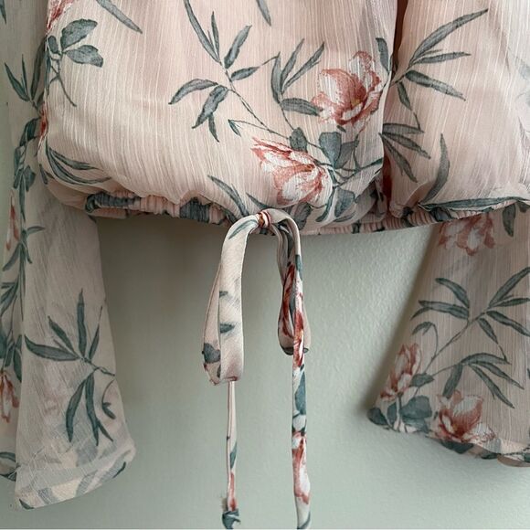 😊3/$30 Off shoulder sheer sleeves tropical tie front blouse Sz M EUC - Picture 6 of 10